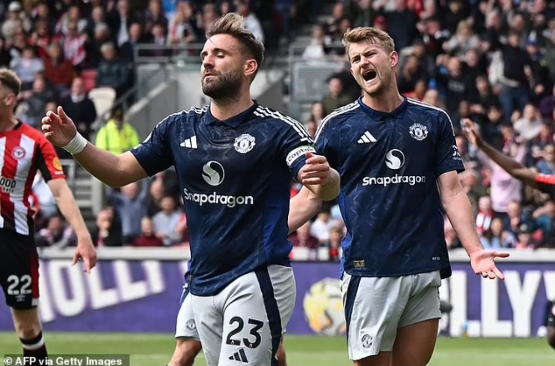 Luke Shaw (kiri) mencetak gol bunuh diri saat Setan Merah kalah 4-3 dari Brentford.
