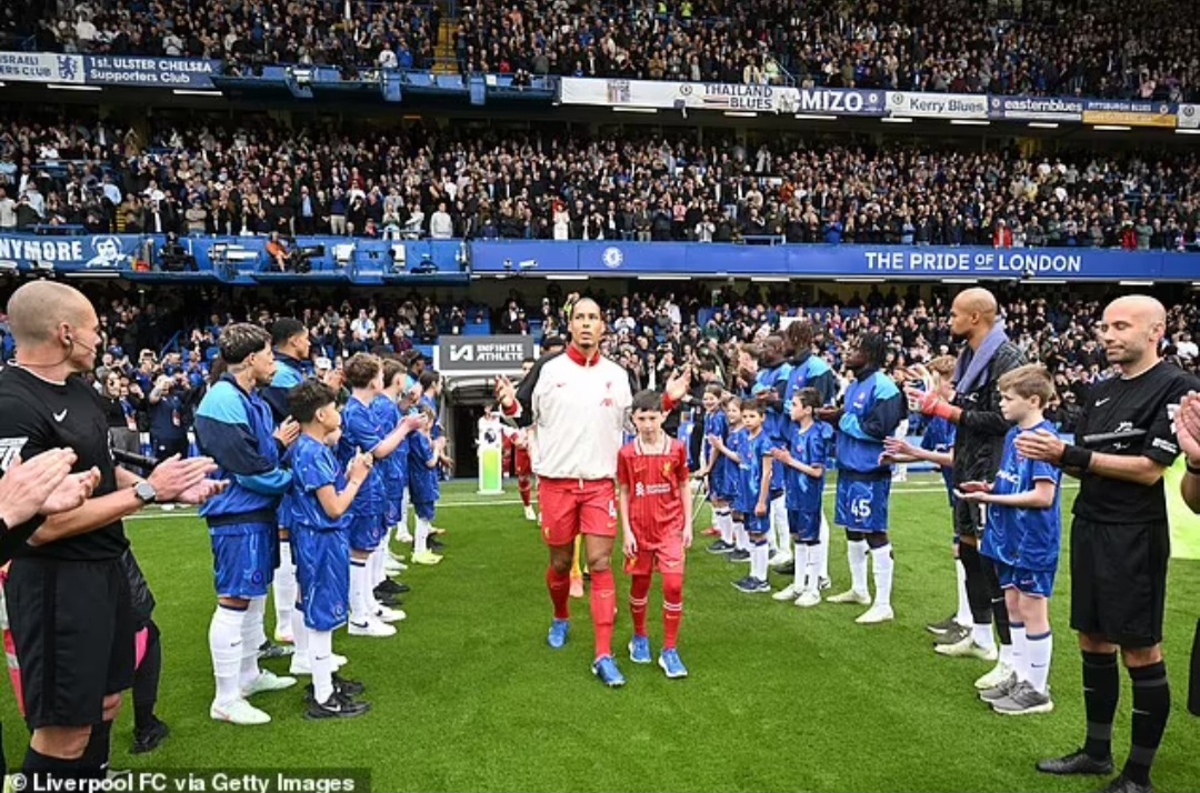 Suporter Chelsea mencemooh saat juara baru Liverpool diberi penghormatan oleh skuad The Blues Chelsea.