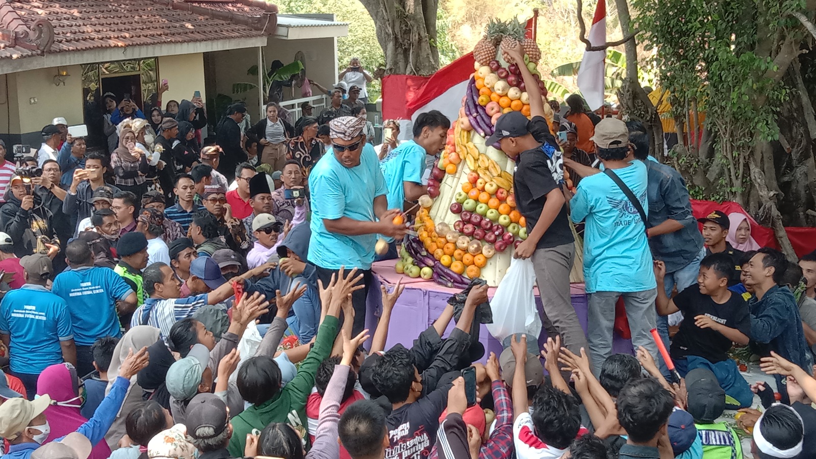 Sedekah bumi merupakan tradisi yang masih banyak dilakukan masyarakat Surabaya di beberapa wilayah.