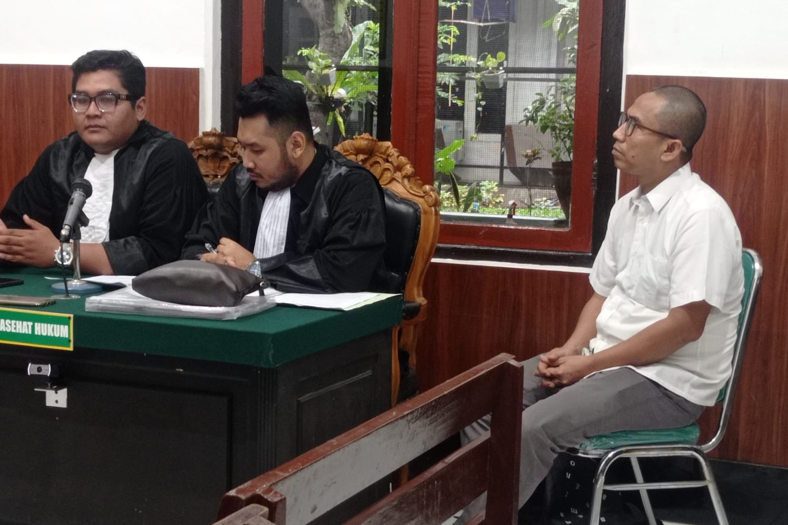 MENERAWANG : Terdakwa Dominikus saat menjalani sidang dakwaan miras ilegal di PN Surabaya.