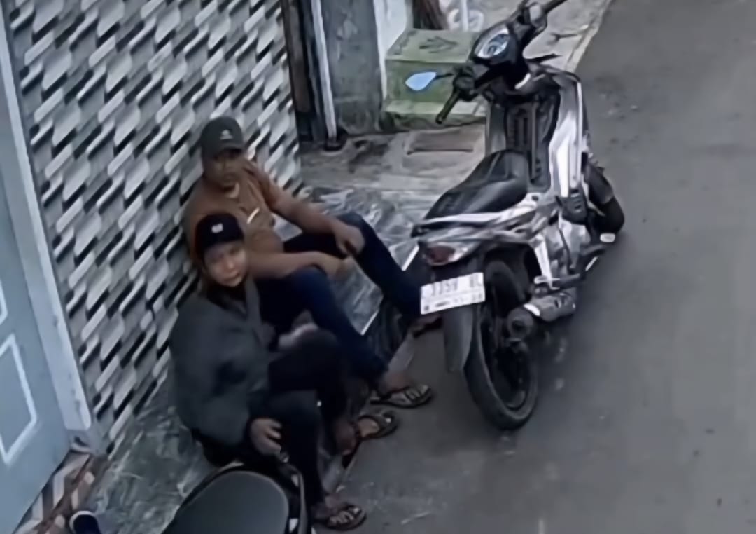 JELAS : Dua pelaku curanmor saat memantau situasi sekitar sebelum beraksi di Jalan Ngaglik DKA, Surabaya. (IST/RADAR SURABAYA)