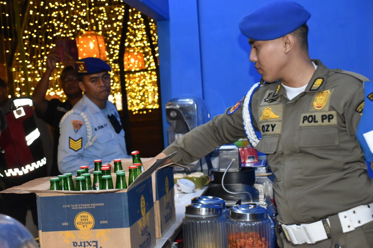 Ilustrasi giat penertiban minuman beralkohol oleh Satpol PP Kota Surabaya.