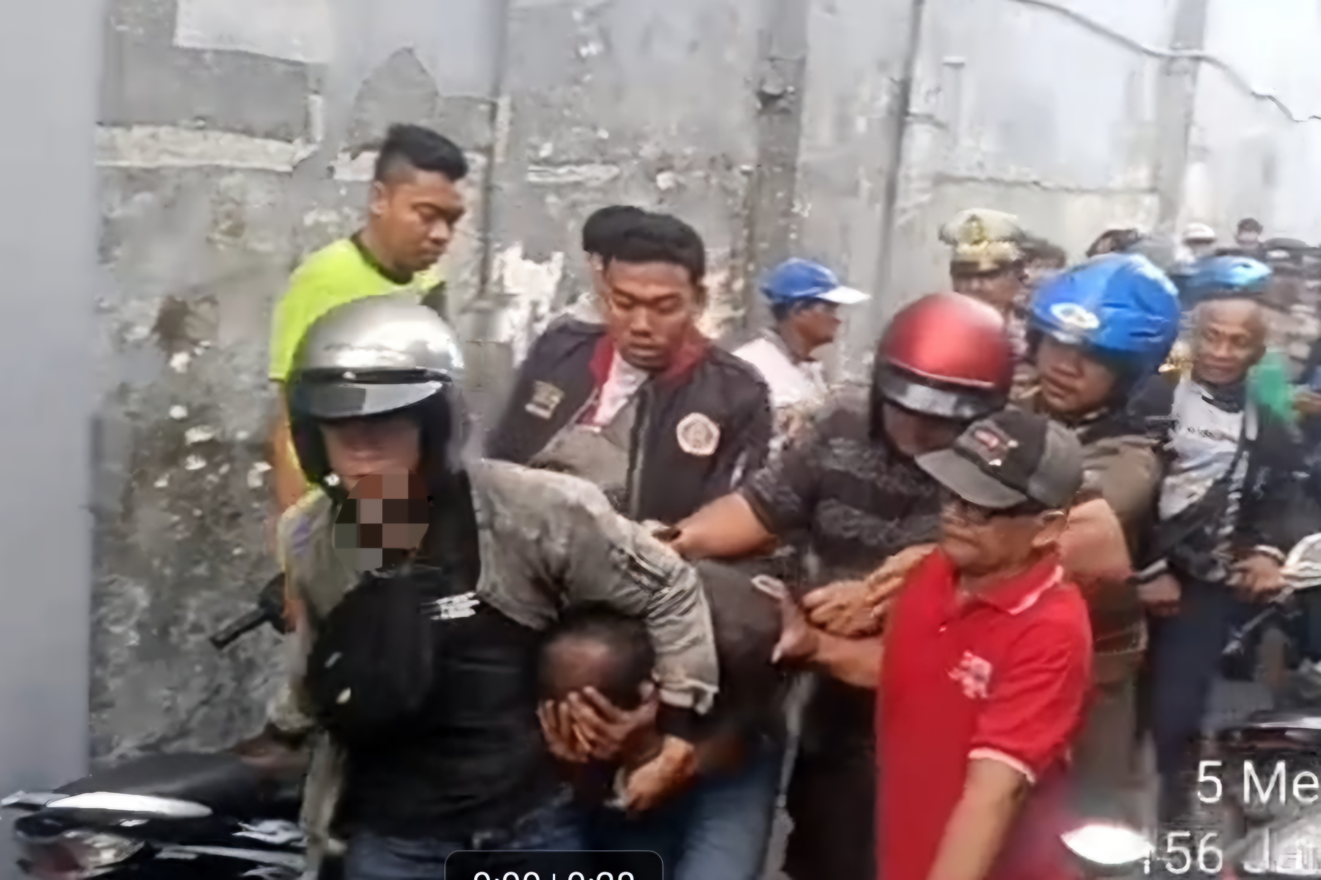 DIAMANKAN : Terduga pelaku jambret HP berinisial H saat diamankan petugas dari Jalan Kedung Cowek, Surabaya. (IST/RADAR SURABAYA)