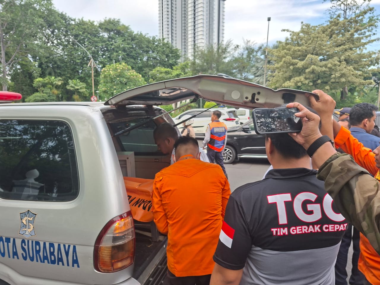 EVAKUASI : Jenazah korban bocah SD yang meninggal usai sepeda motor yang ditumpanginya ditabrak truk dari belakang di Jalan Ahmad Yani, Surabaya. (MAHRUS/RADAR SURABAYA)