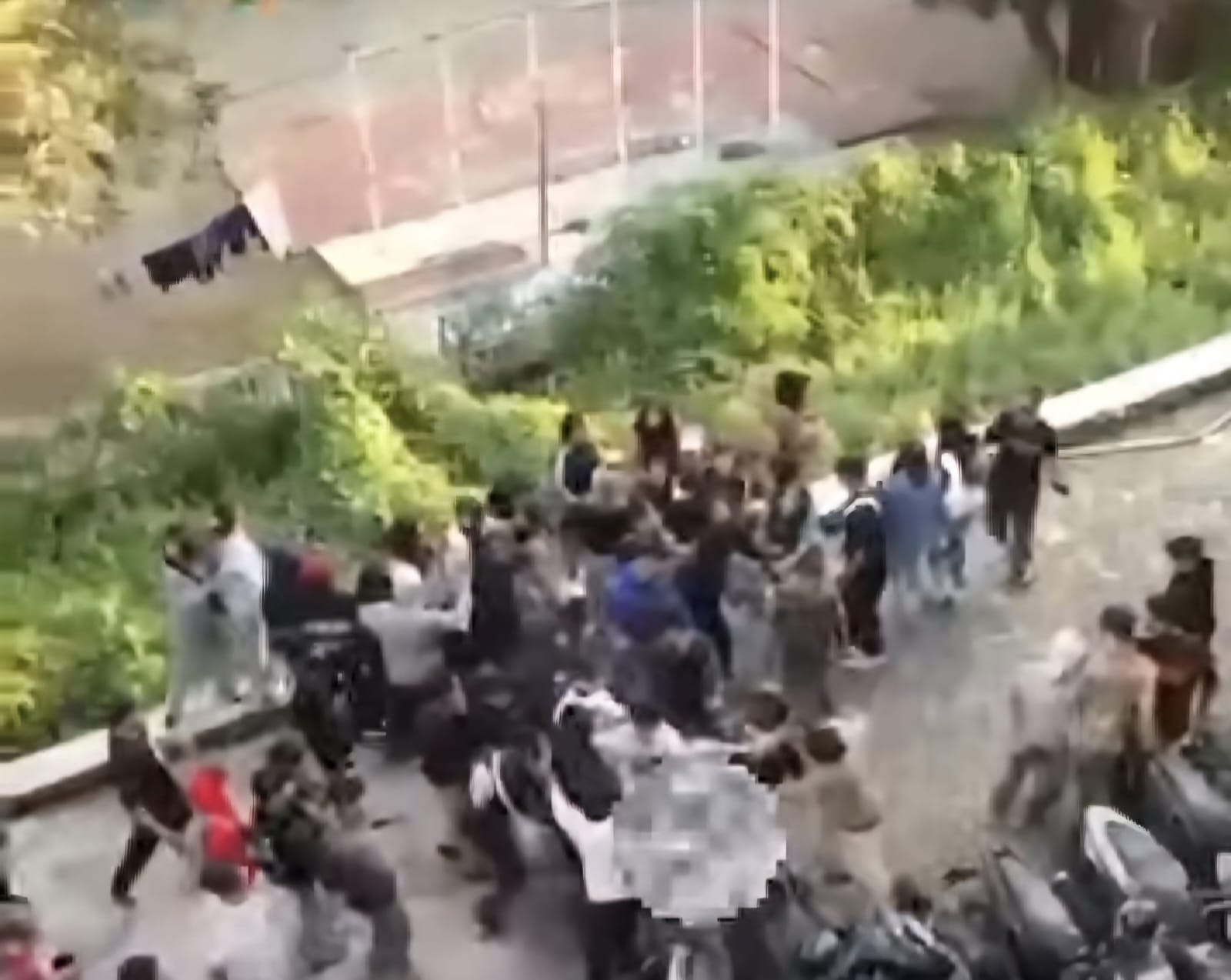 TEREKAM : Video viral di medsos memperlihatkan siswa SMK mengeroyok siswa lainnya diduga suporter lawan usai pertandingan futsal di Lakarsantri, Surabaya. (IST/RADAR SURABAYA)