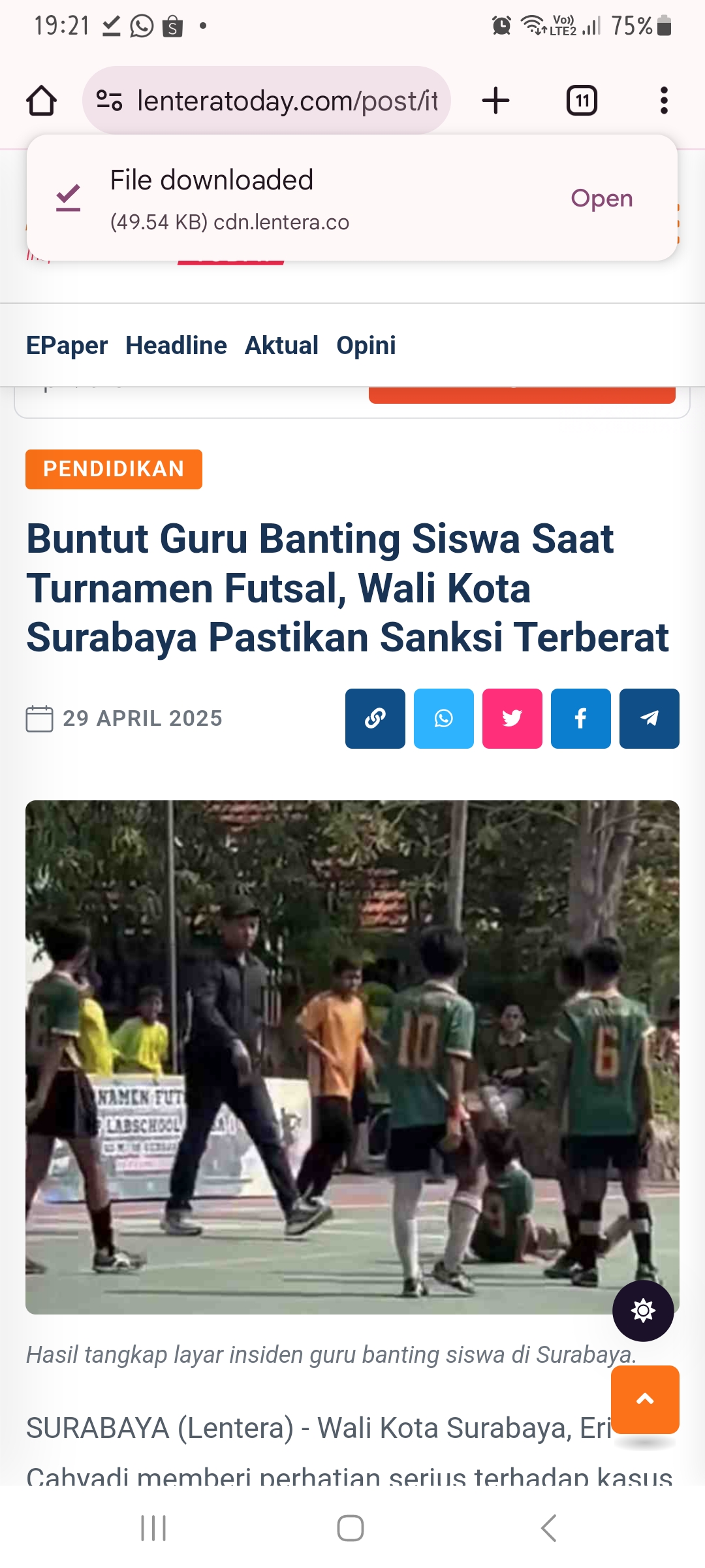 Potongan video kejadian guru membanting siswa dari tim sekolah lawan.