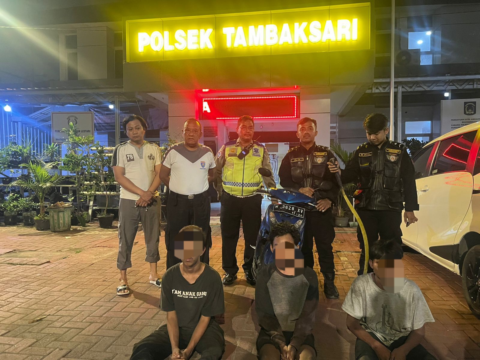 LEMAS : Tiga remaja diamankan Tim Jogoboyo di Jalan Kenjeran, Surabaya, setelah ketahuan bawa sajam. (IST/RADAR SURABAYA)