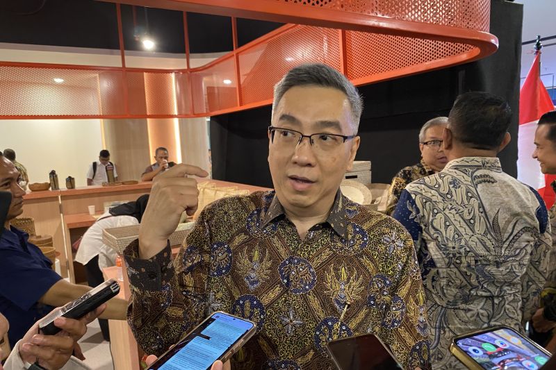 Ketua Umum Himpunan Peritel dan Penyewa Pusat Perbelanjaan Indonesia (Hippindo)  Budihardjo Iduansjah menjawab pertanyaan wartawan di Jakarta, Selasa (6/5).