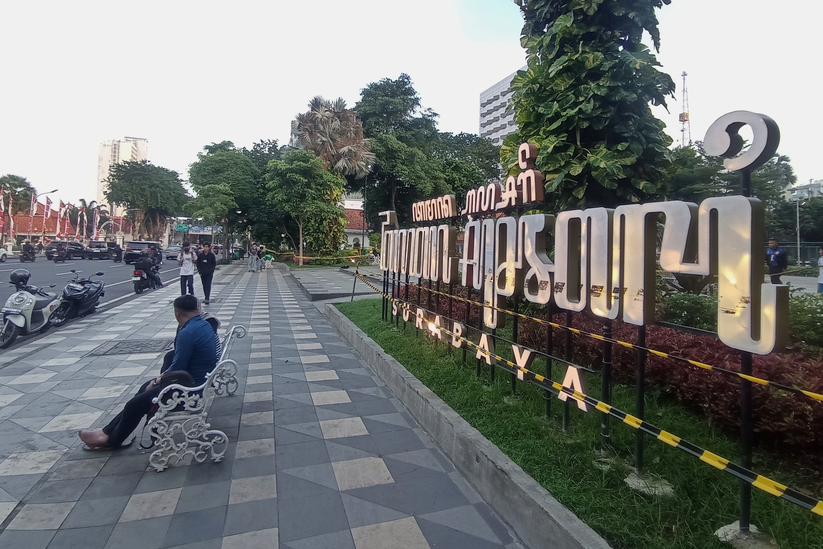 Taman Apsari sudah dilengkapi dengan penanda Aksara Jawa, aksara menjadi bagian penting sebagai penanda identitas Surabaya.