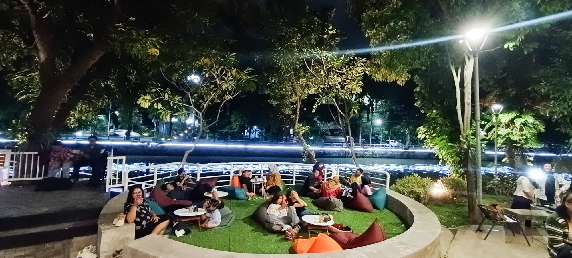 REKREASI TENGAH KOTA: Sejumlah pengunjung menikmati suasana kafe Halaman 78, yang memiliki konsep menggabungkan tempat rekreasi dan tongkrongan, di kawasan Genteng.&nbsp;