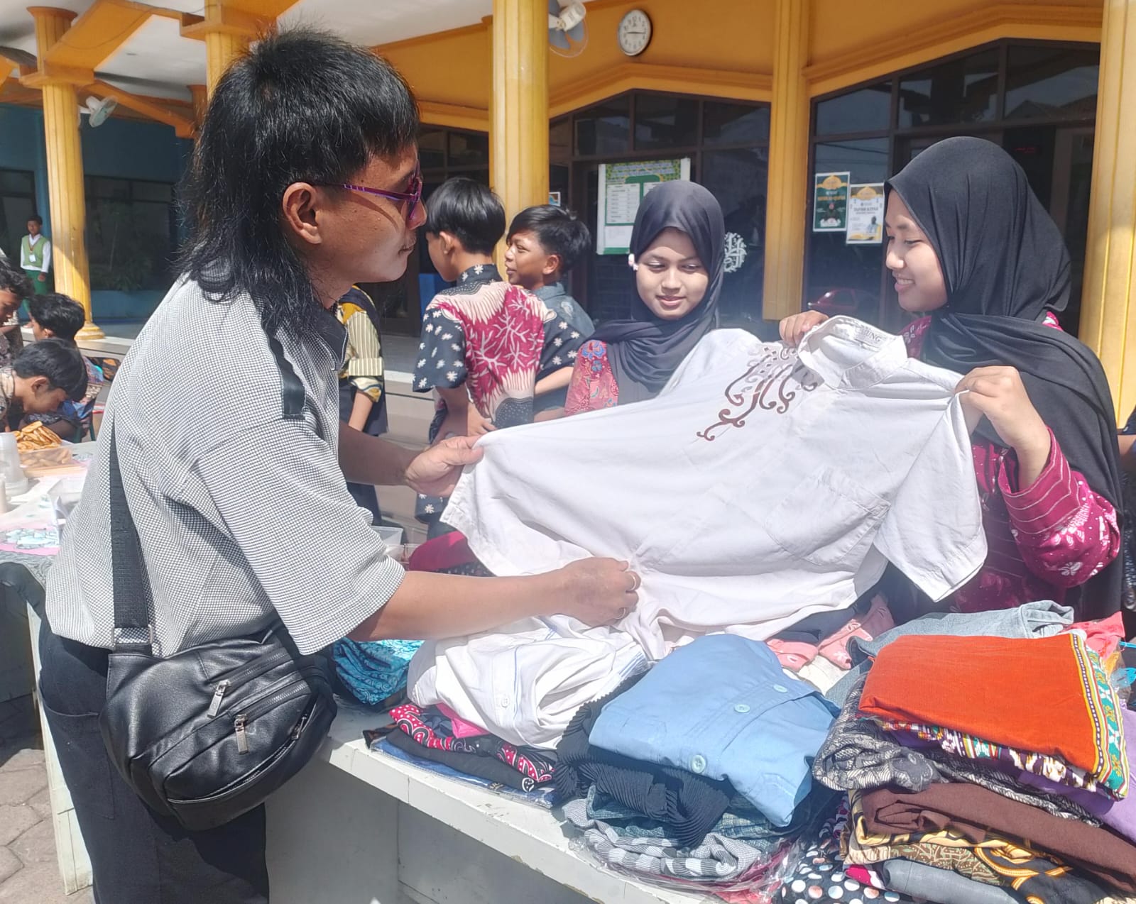 AKSI SOSIAL: Kegiatan yang nyata dan berdampak langsung bagi masyarakat. Ini merupakan bagian dari pendidikan karakter yang terus dikembangkan di sekolah.