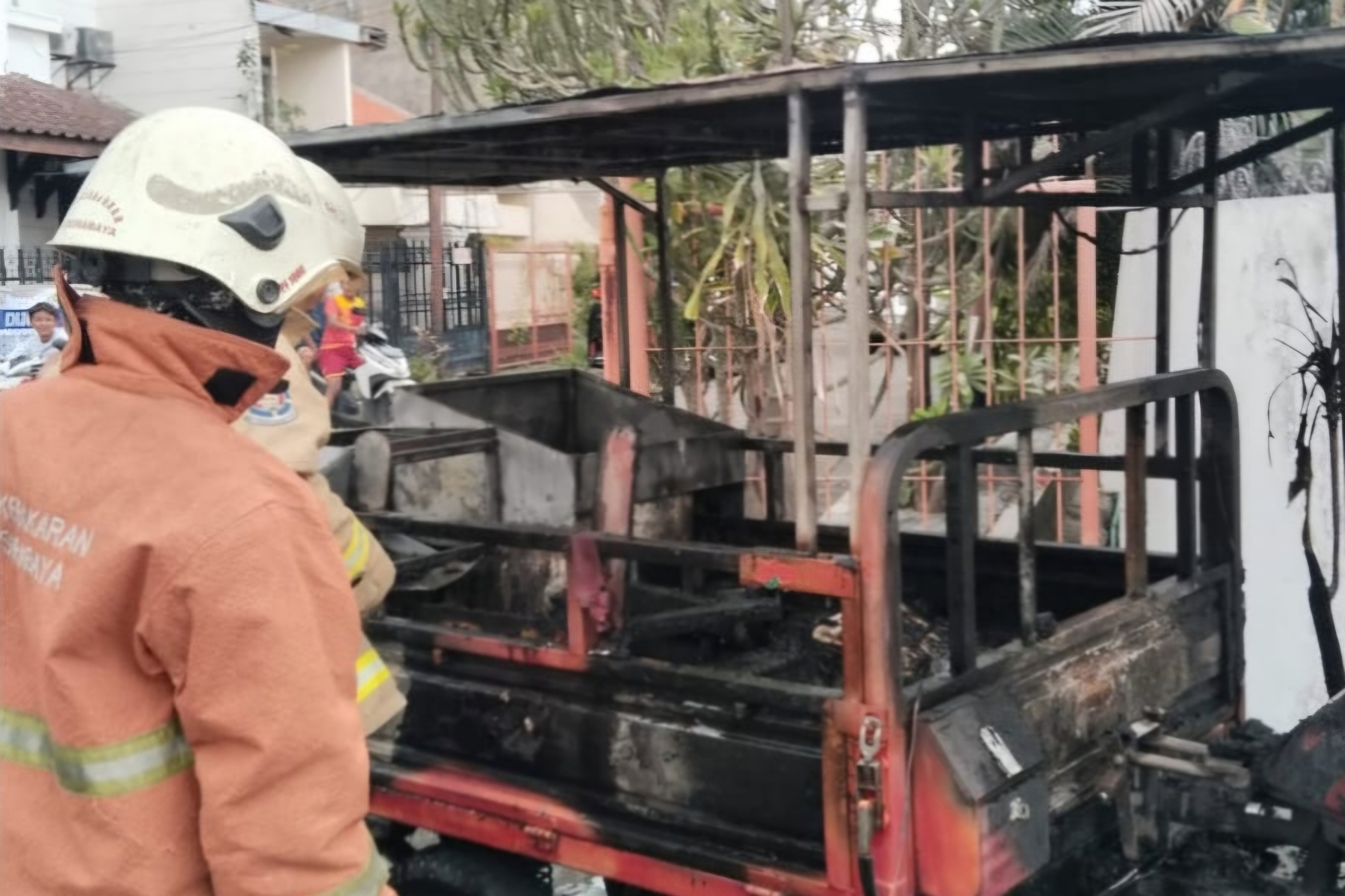 HANGUS : Petugas DPKP Surabaya saat memadamkan api yang membakar roda tiga di Jalan Manyar Tirtoasri, Surabaya, Rabu (7/5). (IST/RADAR SURABAYA)