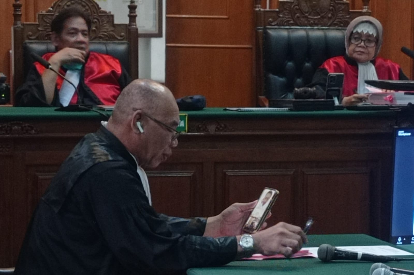 DAKWAAN : JPU saat membacakan dakwaan di PN Surabaya pada terdakwa kasus penipuan oleh agen asuransi. (SURYANTO/RADAR SURABAYA)