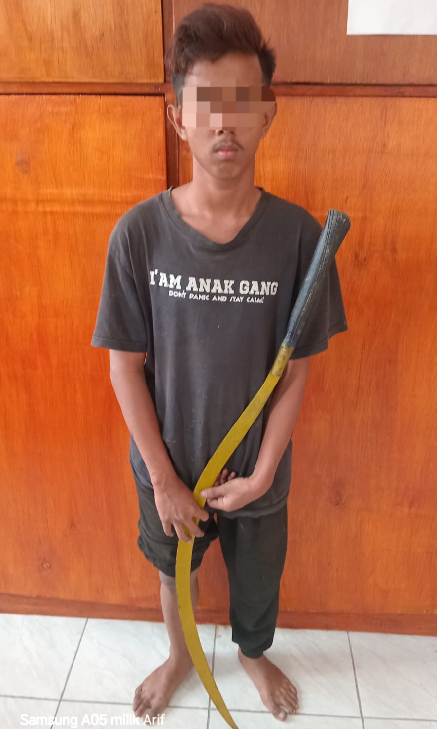 TERSANGKA : Satu remaja yang diamankan Tim Jogoboyo Polrestabes Surabaya di Jalan Kenjeran, Surabaya, Ditetapkan Tersangka karena kepemilikan sajam. (IST/RADAR SURABAYA)