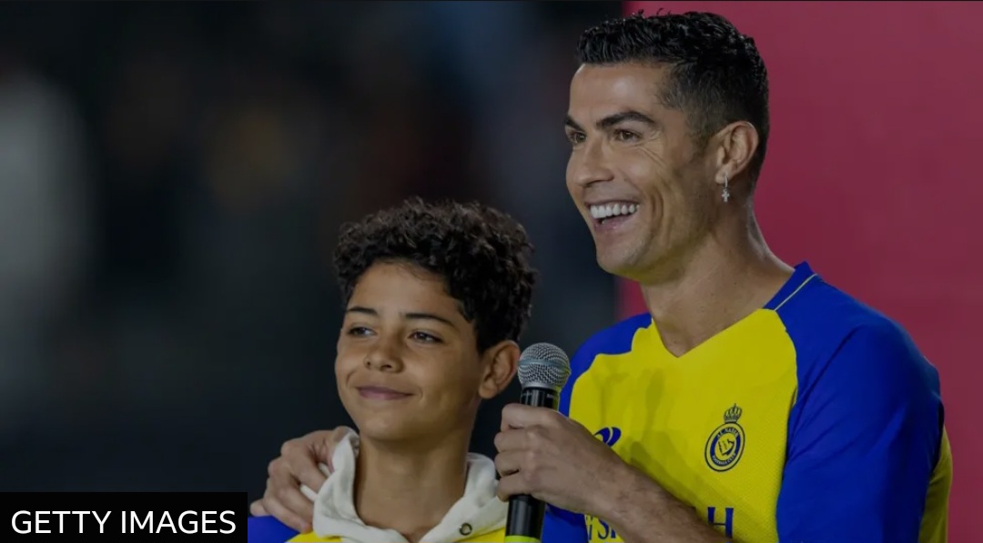 Cristiano Ronaldo Jr bersama Ayahnya yang kini sama-sama bermain di Al Nassr.