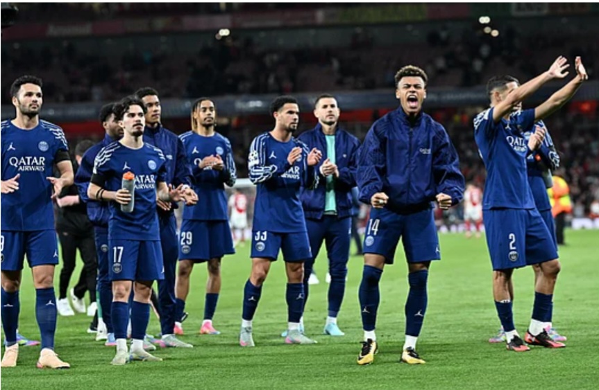 Selebrasi pemain Paris Saint-Germain saat leg pertama di Emirates Stadium.