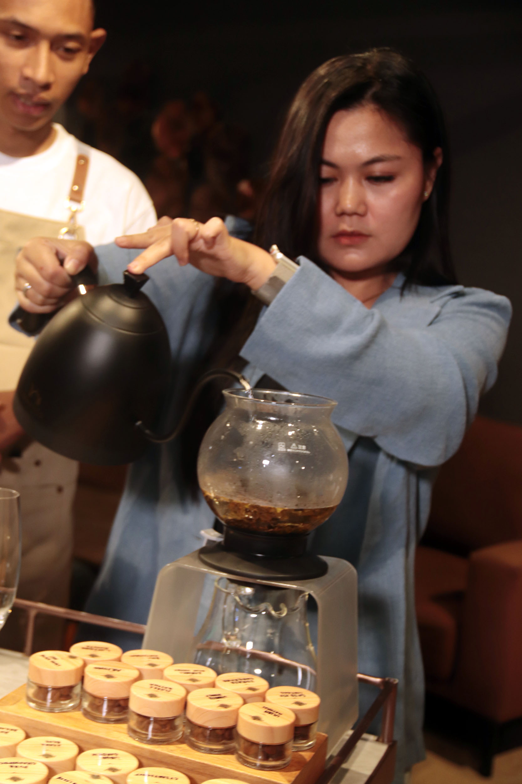 SEDUH TEH: Seorang penikmat teh mencoba menyeduh teh dengan air panas, dengan didampingi Tea Sommelier atau ahli dalam bidang teh, di Hotel Morazen Surabaya.