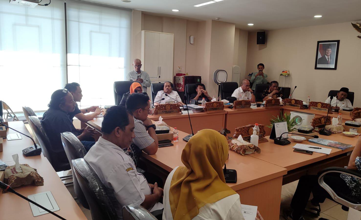 Suasana hearing di ruang rapat Komisi B DPRD Surabaya terkait rumah pijat di Jalan Tidar yang diduga melanggar izin.