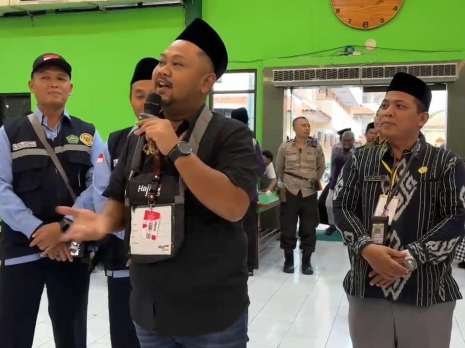 DAMPINGI: Bupati Gresik Fandi Akhmad Yani atau Gus Yani saat tiba di Asrama Haji Embarkasi Surabaya untuk menjadi petugas haji daerah.