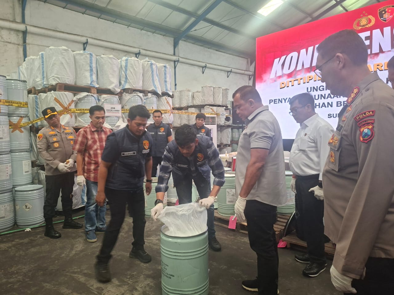 BERBAHAYA : Dirtipidter Bareskrim Polri Brigjen Pol Nunung Syaifuddin (tiga dari kanan) saat membuka drum berisi sianida ilegal di gudang Margomulyo Indah, Surabaya. (MAHRUS/RADAR SURABAYA)