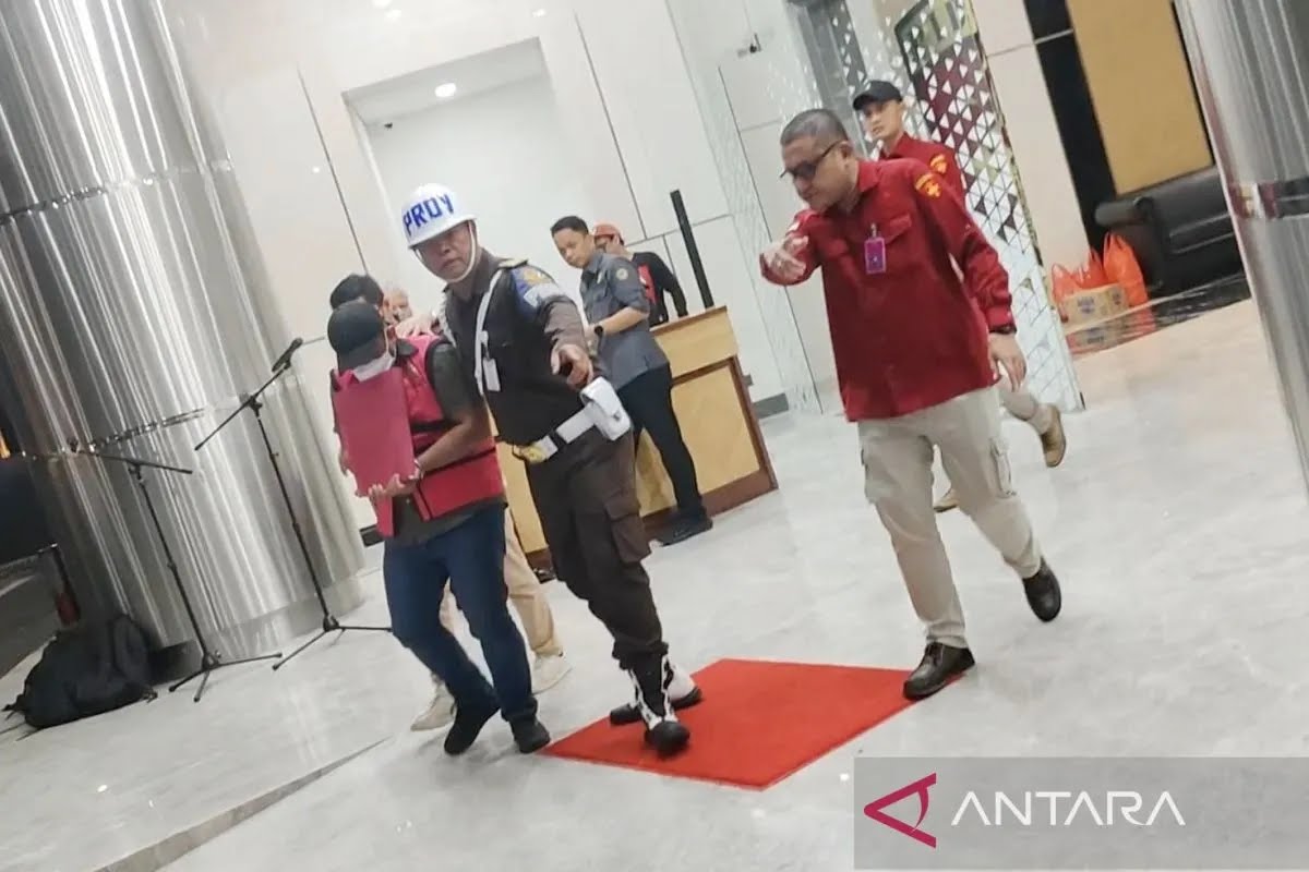 DIRINGKUS : Kejagung menangkap MAM, diduga kerahkan buzzer untuk serang tiga penanganan kasus di Kejagung. Salah satunya CPO. (ANTARA/RADAR SURABAYA)