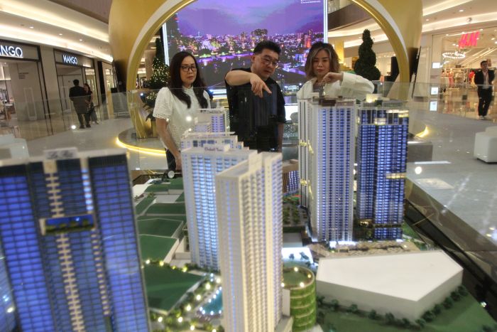 OPTIMISTIS: Direktur Pakuwon Group, Sutandi Purnomosidi bersama Direktur Pakuwon Group Fenny dan GM Marketing Pakuwon Group melihat salah satu proyek Pakuwon di Surabaya.