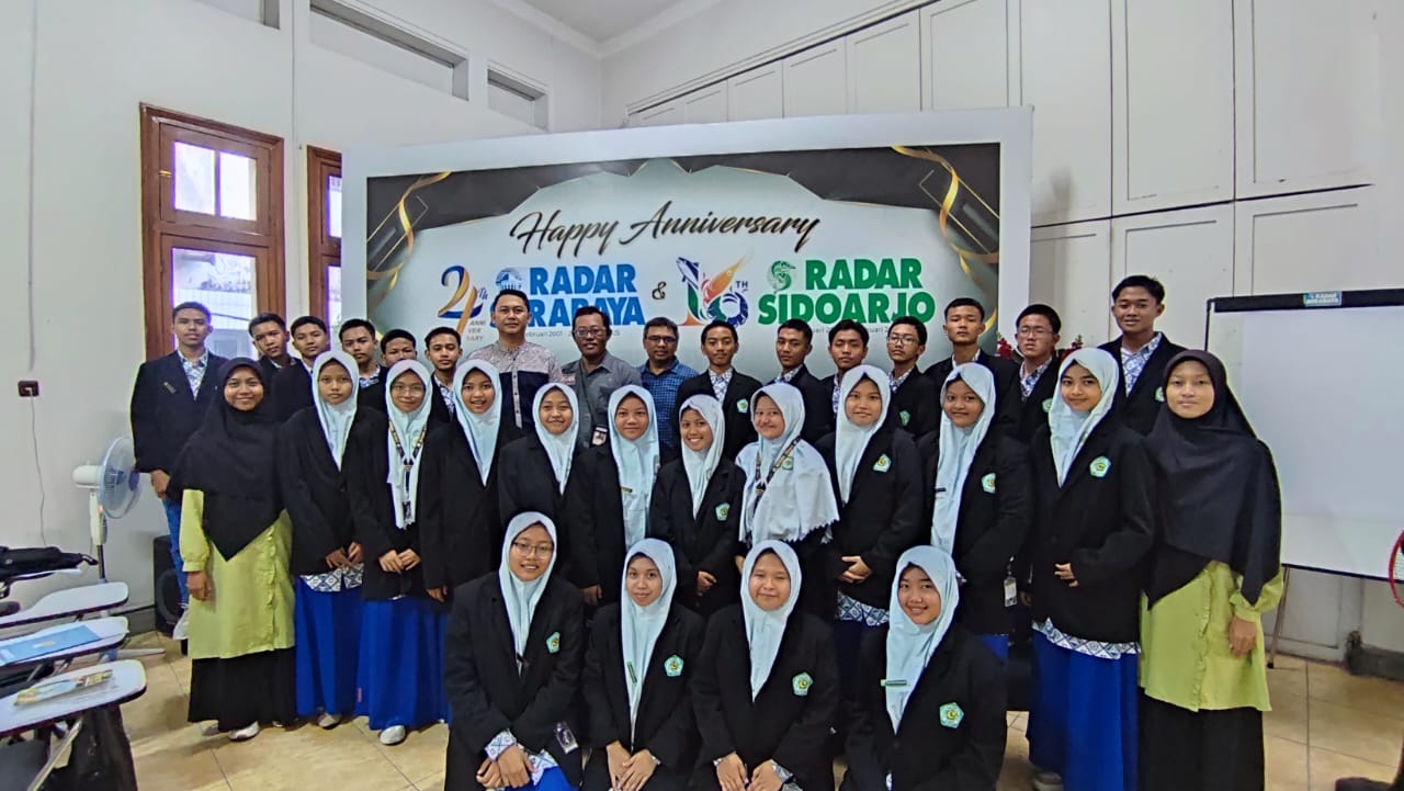KOMPAK: Siswa MA Al-Ishlah Lamongan ikuti Pelatihan Jurnalistik di Radar Surabaya. (DIMAS MAHENDRA/RADAR SURABAYA)
