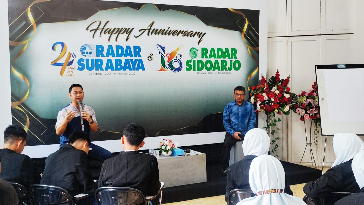 BELAJAR: Pemimpin Redaksi Radar Surabaya Vega Dwi Arista menyampaikan materi tentang jurnalistik. (DIMAS MAHENDRA/RADAR SURABAYA)