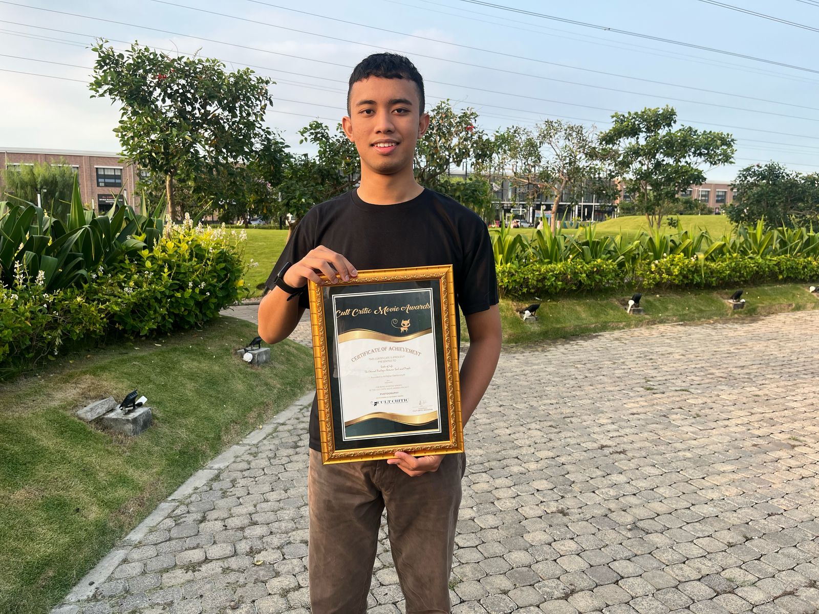 Ali Azhar Damarrosydi Mahasiswa Ilmu Komunikasi Universitas Ciputra Surabaya pemenang Best Photography dalam ajang bergengsi Cult Critic Movie