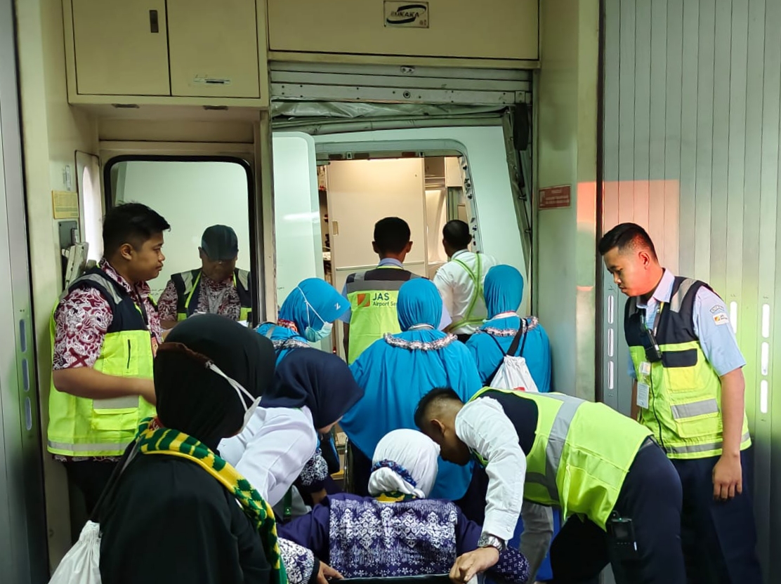MABRUR: Jemaah haji Embarkasi Surabaya saat hendak memasuki kabin pesawat. Selama penerbangan ke tanah suci maupun ke tanah air jemaah haji mendapat extra cover dari maskapai Saudi Arabia Airlines.