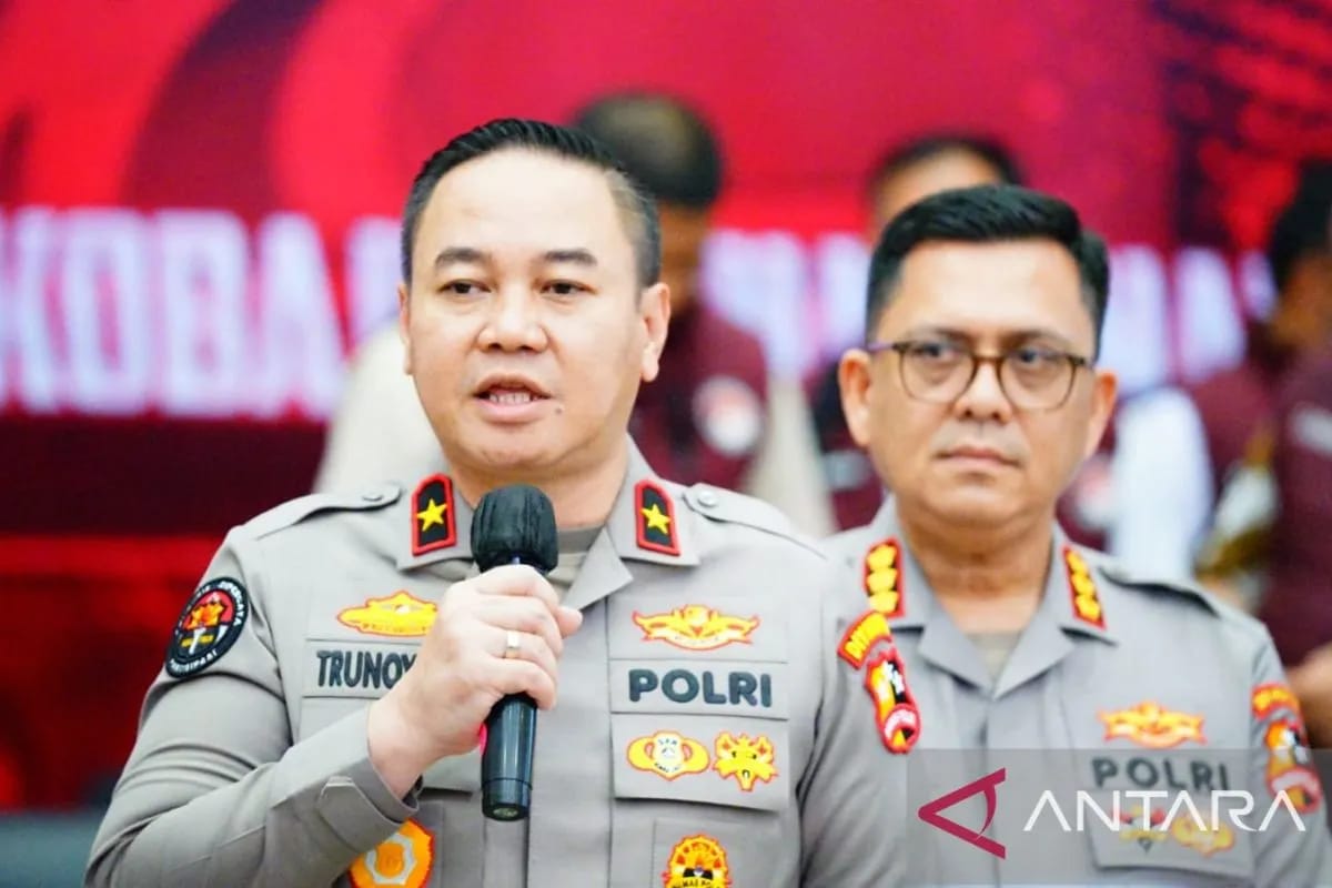 MEMBENARKAN : Karo Penmas Divisi Humas Polri Brigjen Pol Trunoyudo Wisnu Andiko (kiri) membenarkan penangkapan mahasiswi pengunggah meme Presiden Prabowo di medsos X. (ANTARA/RADAR SURABAYA)