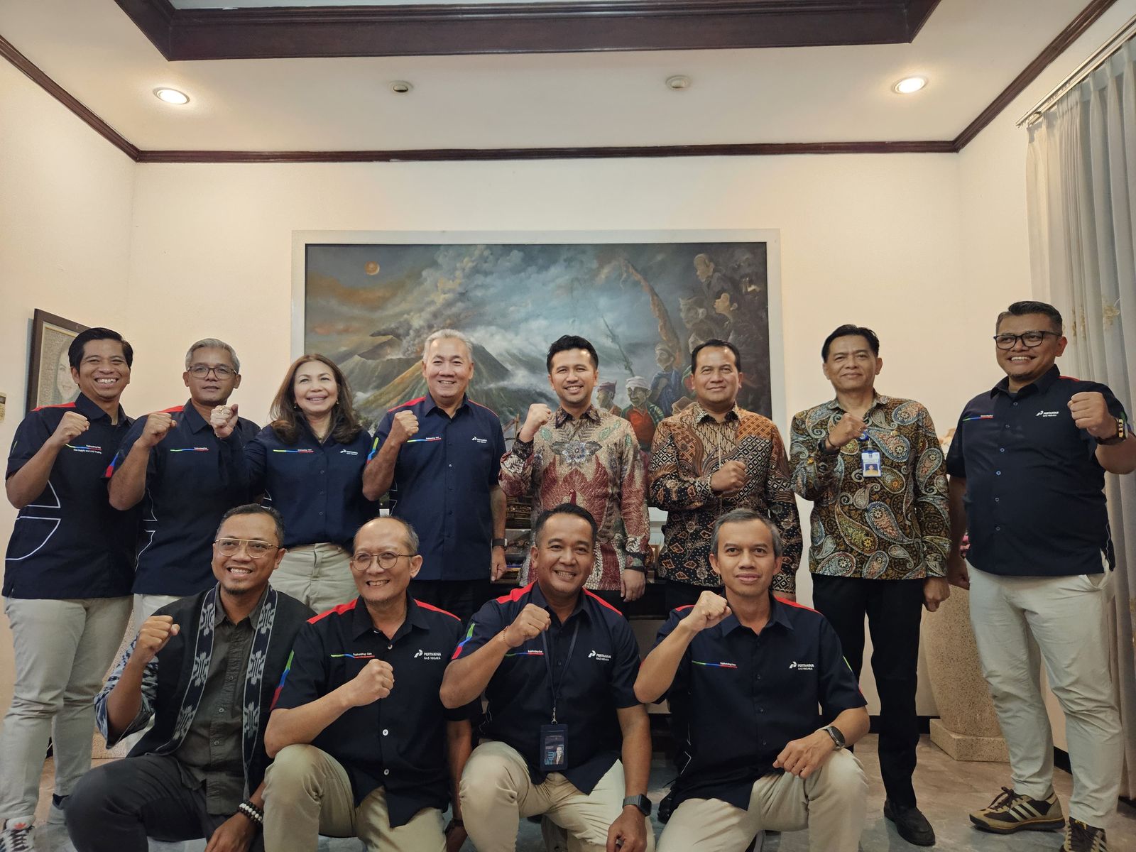 Direktur Komersial PGN Ratih Esti Prihatini beserta jajaran bersilaturahmi ke Wagub Jatim Emil Elestianto Dardak di Surabaya, Kamis, (8/5).
