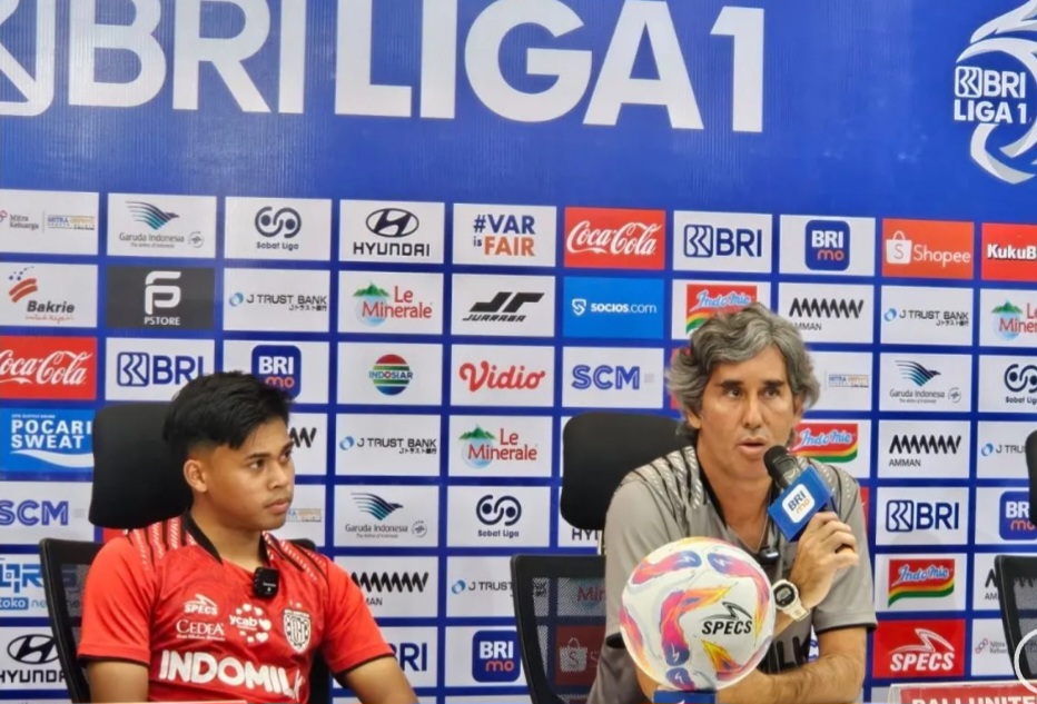 Pelatih Bali United, Stefano Cugurra (kanan), saat jumpa pers menjelang pertandingan Liga 1 melawan Persija Jakarta di Jakarta International Stadium, Jakarta, Jumat.