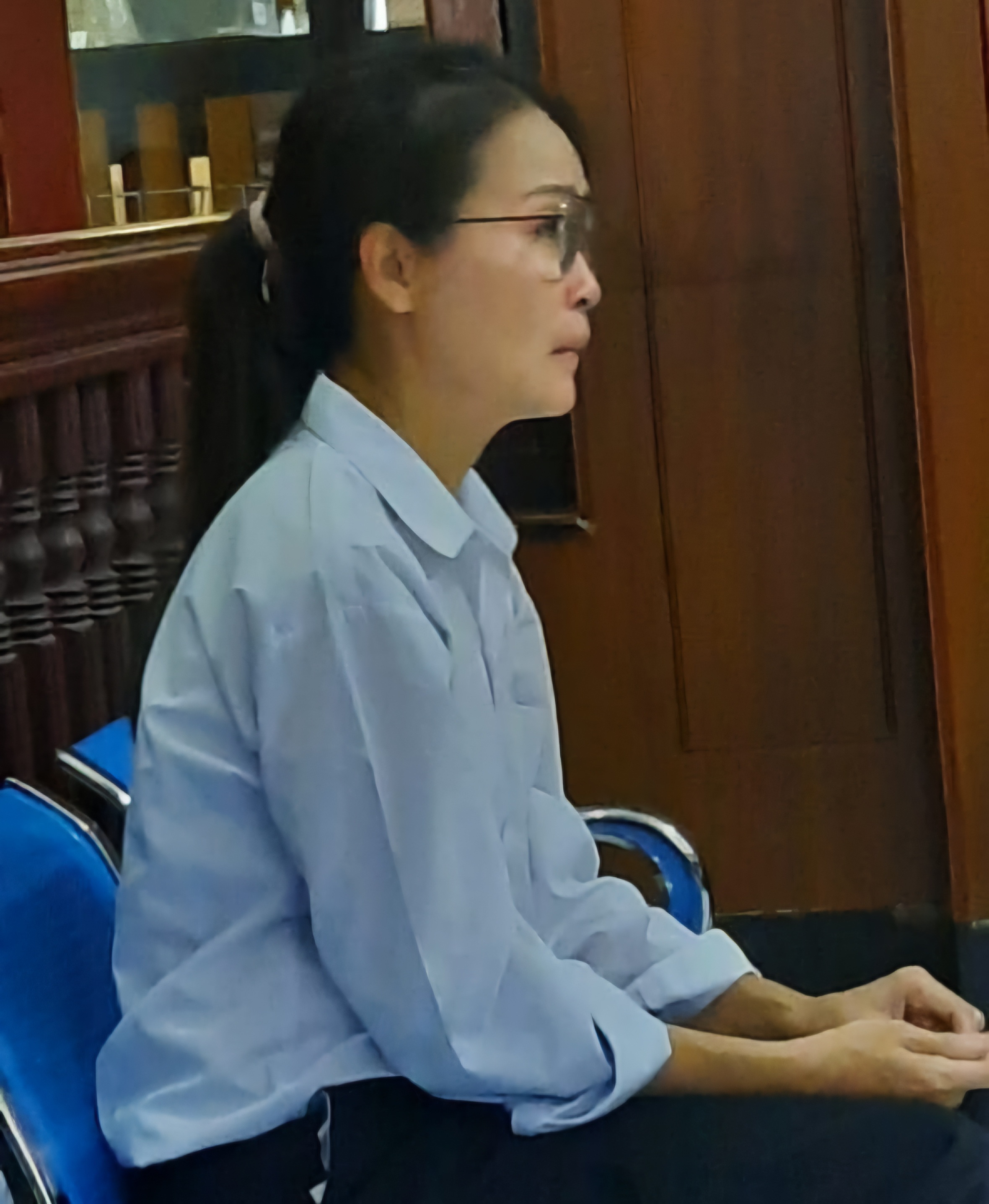 TERDAKWA : Juliana Yasa saat menjalani sidang di Pengadilan Negeri (PN) Surabaya. Ia jadi terdakwa kasus penggelapan perabotan rumah kakaknya sendiri. (IST/RADAR SURABAYA)
