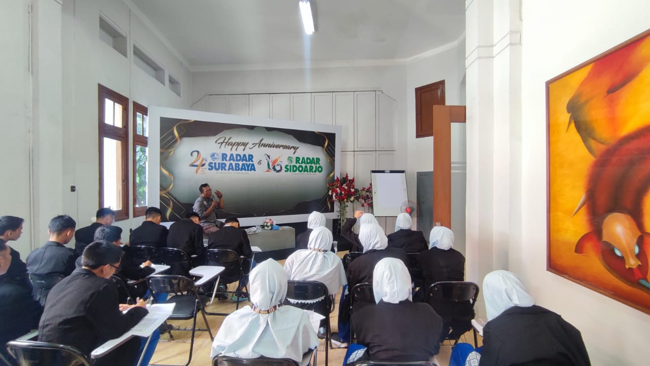 SERIUS: Fotografer Radar Surabaya, Suryanto membekali siswa dengan fotografi jurnalistik. (DIMAS MAHENDRA/RADAR SURABAYA)