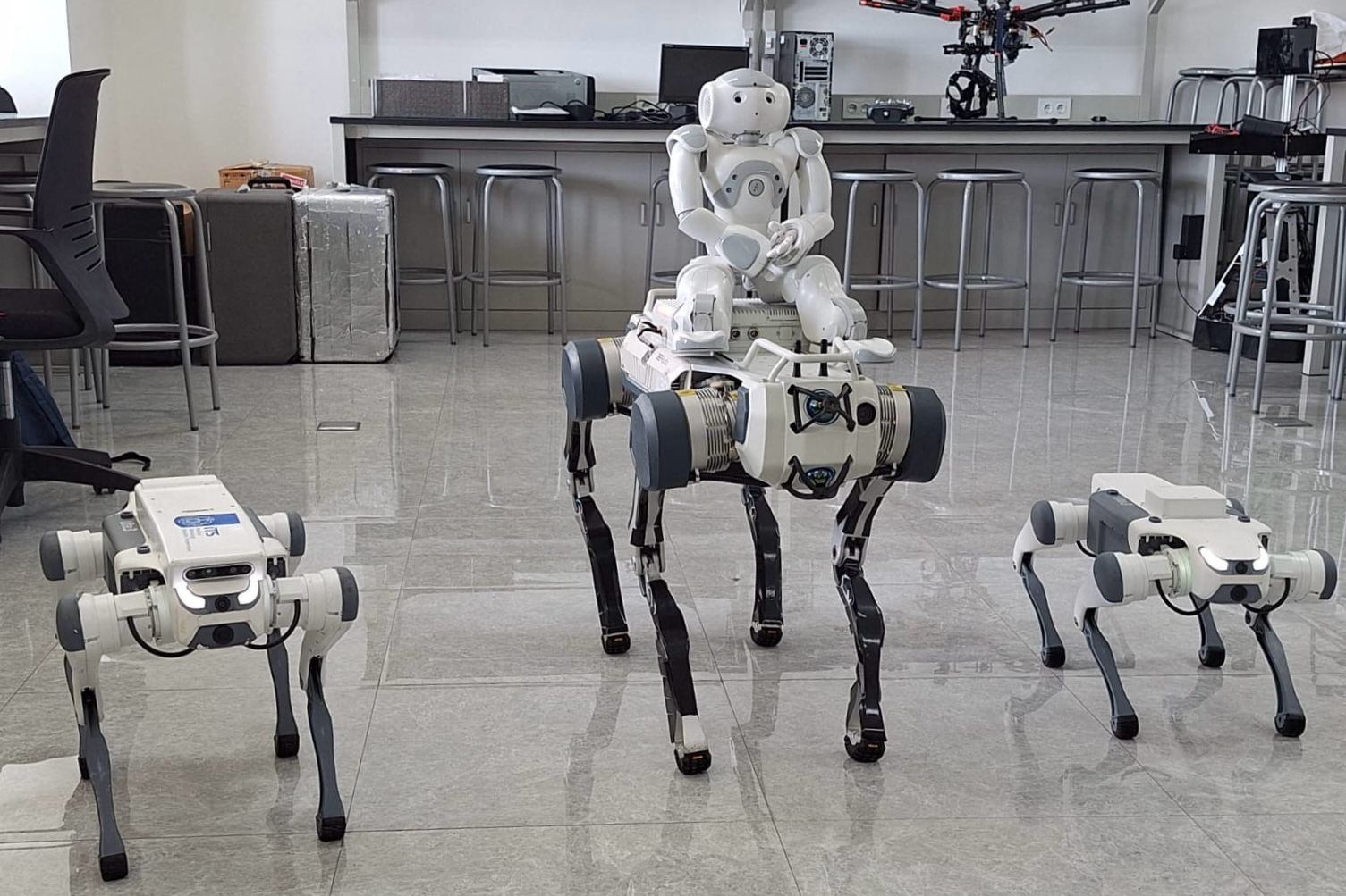 BERGERAK MANDIRI: Fokus utama pengembangan robot anjing buatan ITS ini adalah sebagai unit patroli otonom di industri.