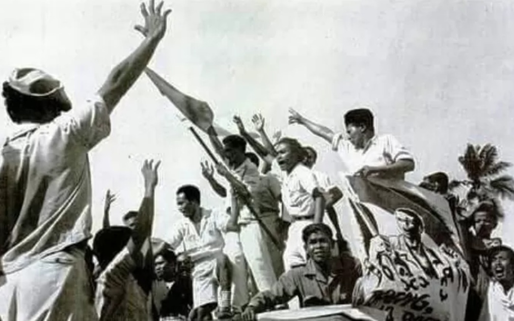 Arek-arek Suroboyo membawa poster saat datang ke Rapat Samodera di Lapangan Tambaksari, Surabaya.