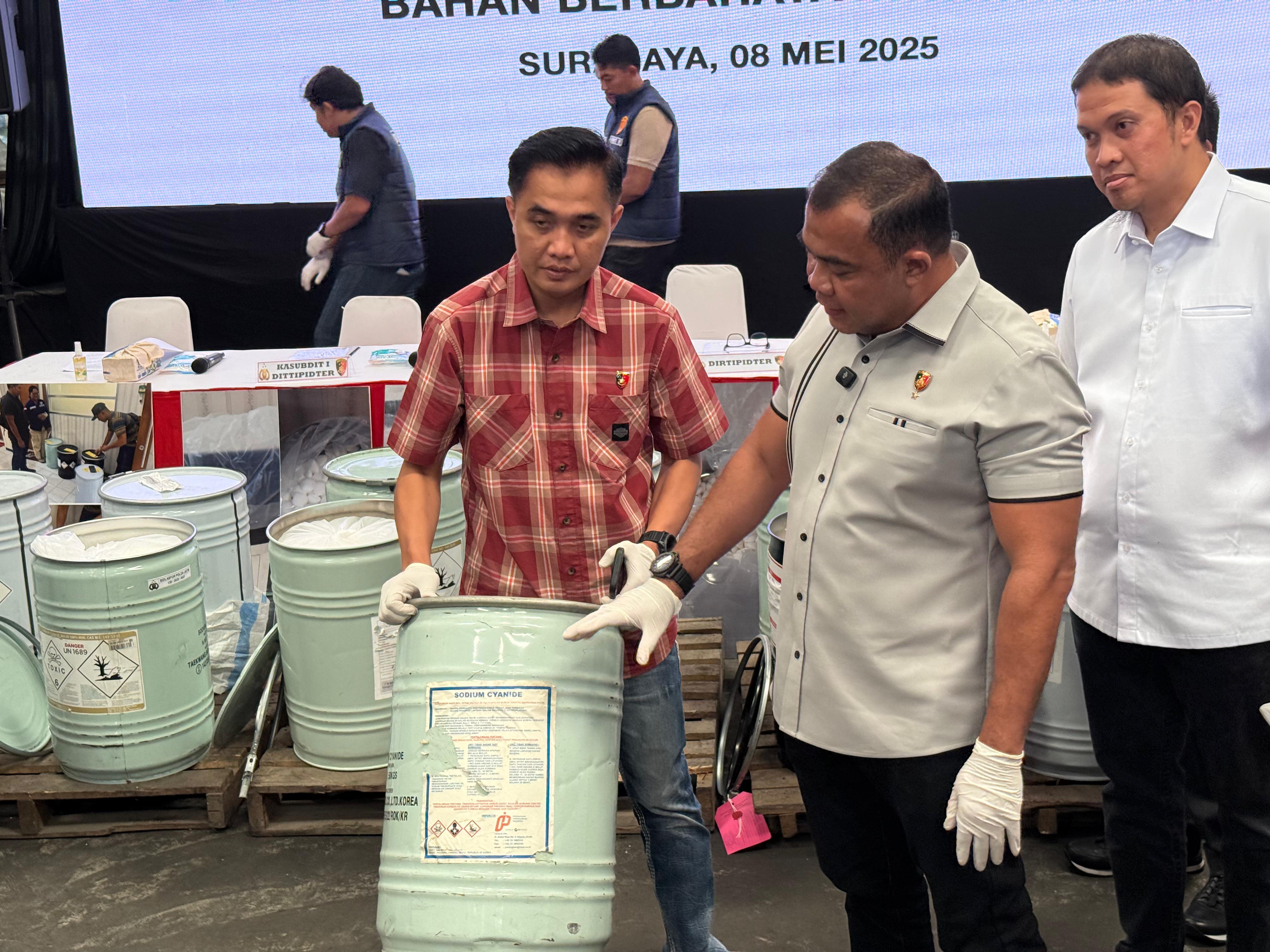 BONGKAR : Dirtipidter Bareskrim Polri Brigjen Pol Nunung Syaifuddin (dua dari kanan) saat membuka drum berisi sianida ilegal di Margomulyo Indah, Surabaya. (MAHRUS/RADAR SURABAYA)