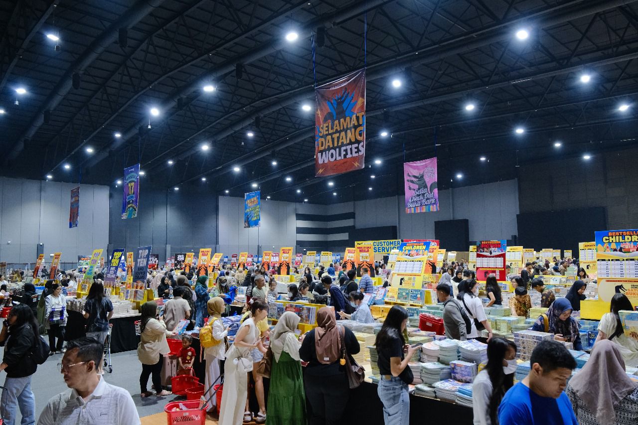 MISI LITERASI: Pengunjung memilih-milih buku di BBW Books Surabaya 2025 yang diadakan di Surabaya Convention Center, Pakuwon Mall - PTC.