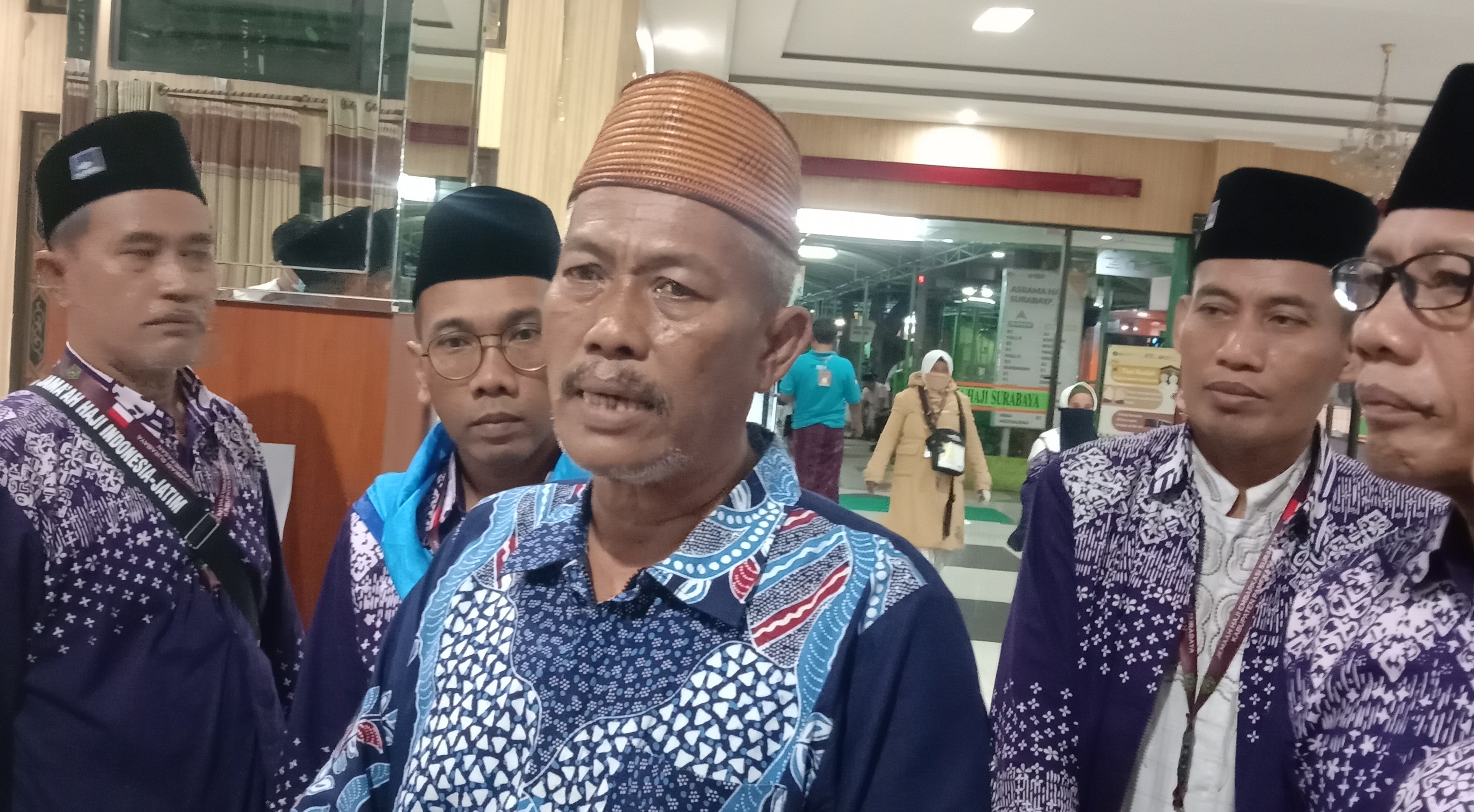 MENGELUH: KBIH Al Hilal, Muhammad Sahid (tengah) saat berada di Asrama Haji Embarkasi Surabaya untuk mendampingi jemaah haji dari Pamekasan yang akan berangkat ke tanah suci, Sabtu (10/5).