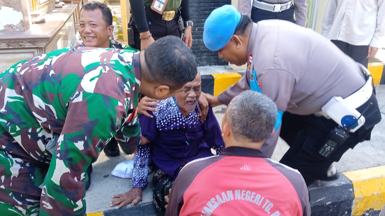 DITENANGKAN: Achamd jemaah haji asal Jember yang lari dan berteriak di Asrama Haji, Surabaya. (RAHMAT SUDRAJAT/ RADAR SURABAYA)