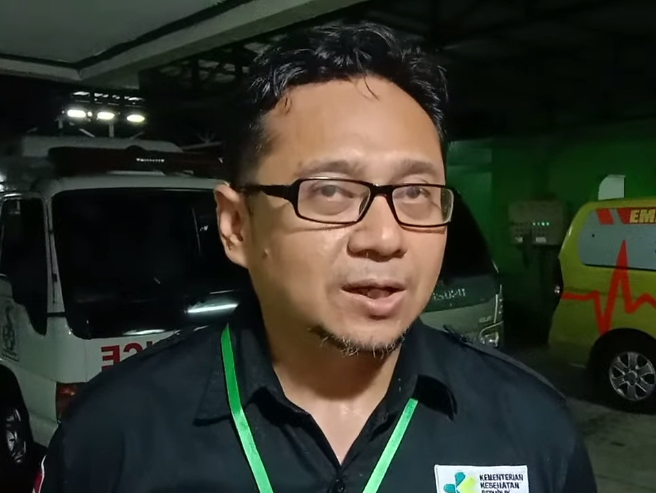 DEMENSIA: Katim Bidang Kesehatan PPIH Embarkasi Surabaya dr. Mochamad Gesta Robi Farmawan terkait dua calon jemaah haji asal Jember yang dirawat di asrama haji.(RAHMAT SUDRAJAT/RADAR SURABAYA)