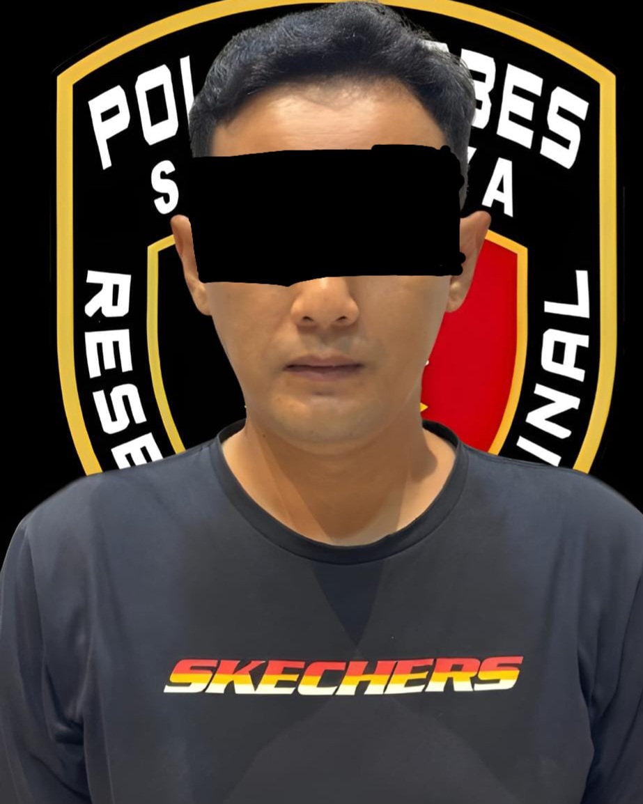 DITANGKAP : Tersangka Ageng ditangkap Satreskrim Polrestabes Surabaya usai melakukan penganiayaan dan pencurian perhiasan di Bratang Gede, Surabaya. (IST/RADAR SURABAYA)