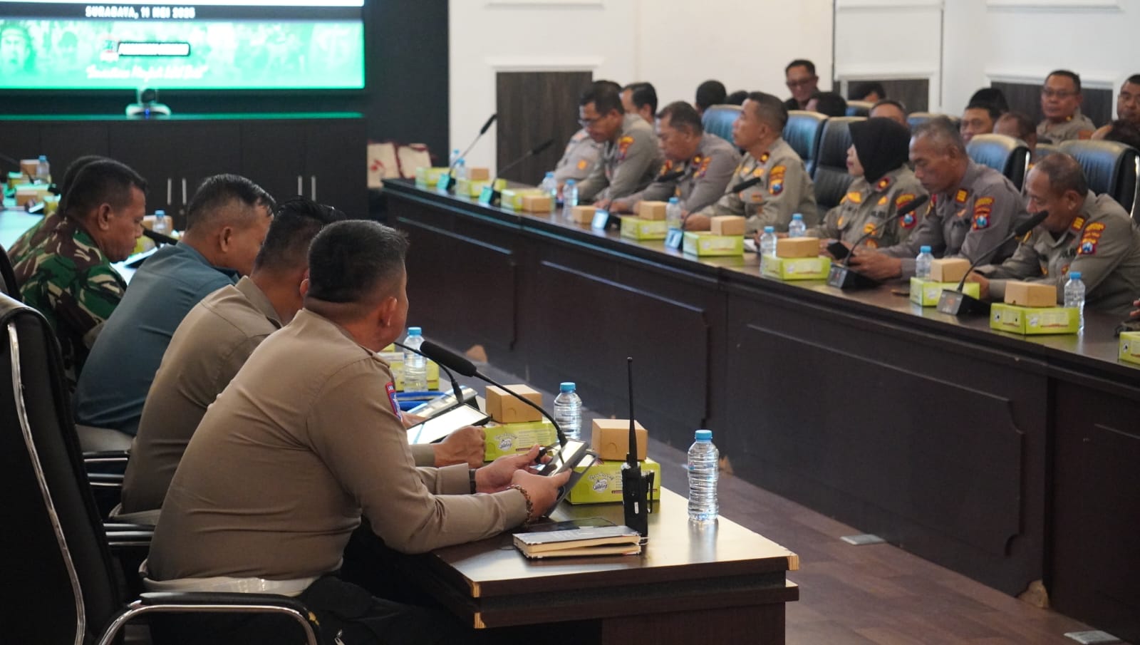 PENGAMANAN : Rakor persiapan pengamanan laga Persebaya Surabaya melawan Semen Padang di Polrestabes Surabaya. (IST/RADAR SURABAYA)