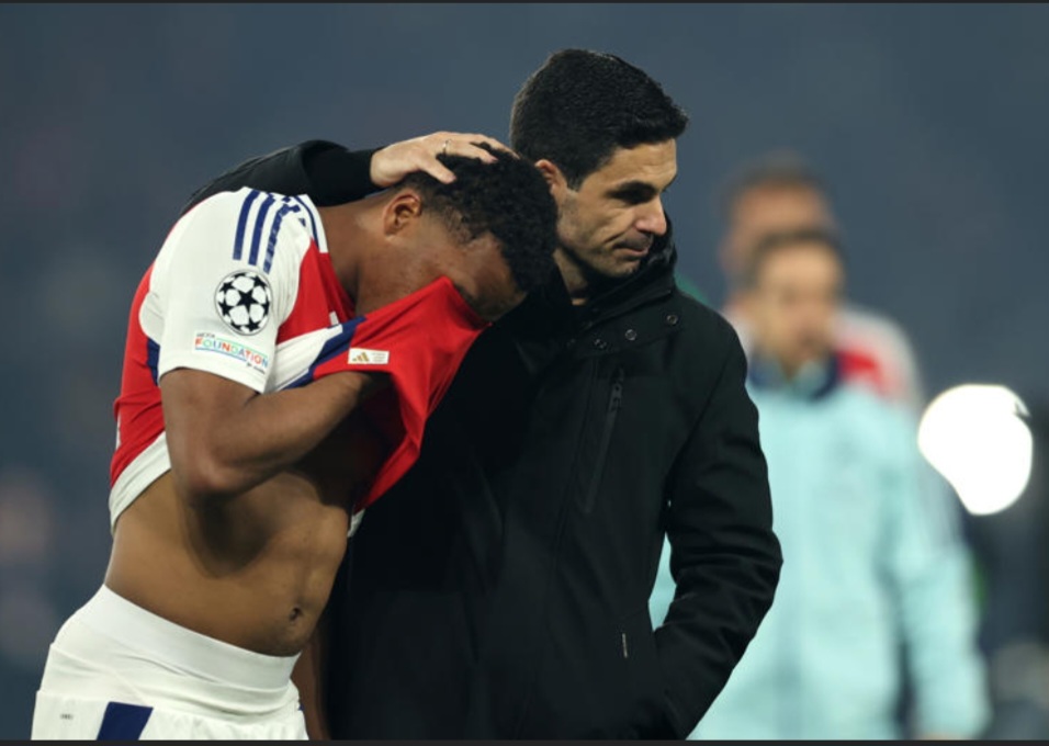 Mikel Arteta menghibur Jurri&euml;n Timber usai laga leg kedua semifinal.Liga Champions lawan PSG.