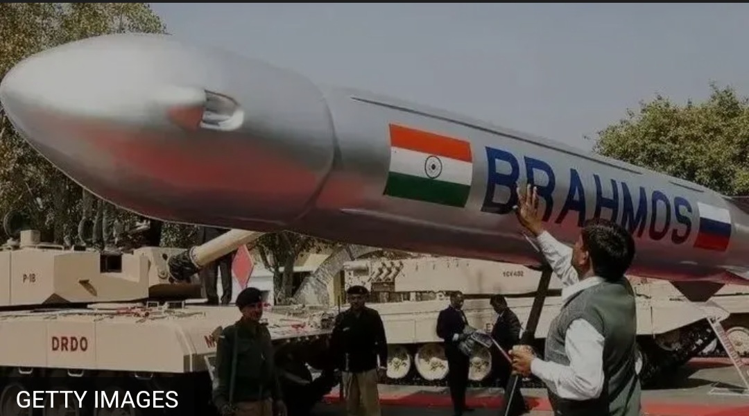 Brahmos merupakan salah satu rudal jelajah India yang juga bisa membawa senjata nuklir.