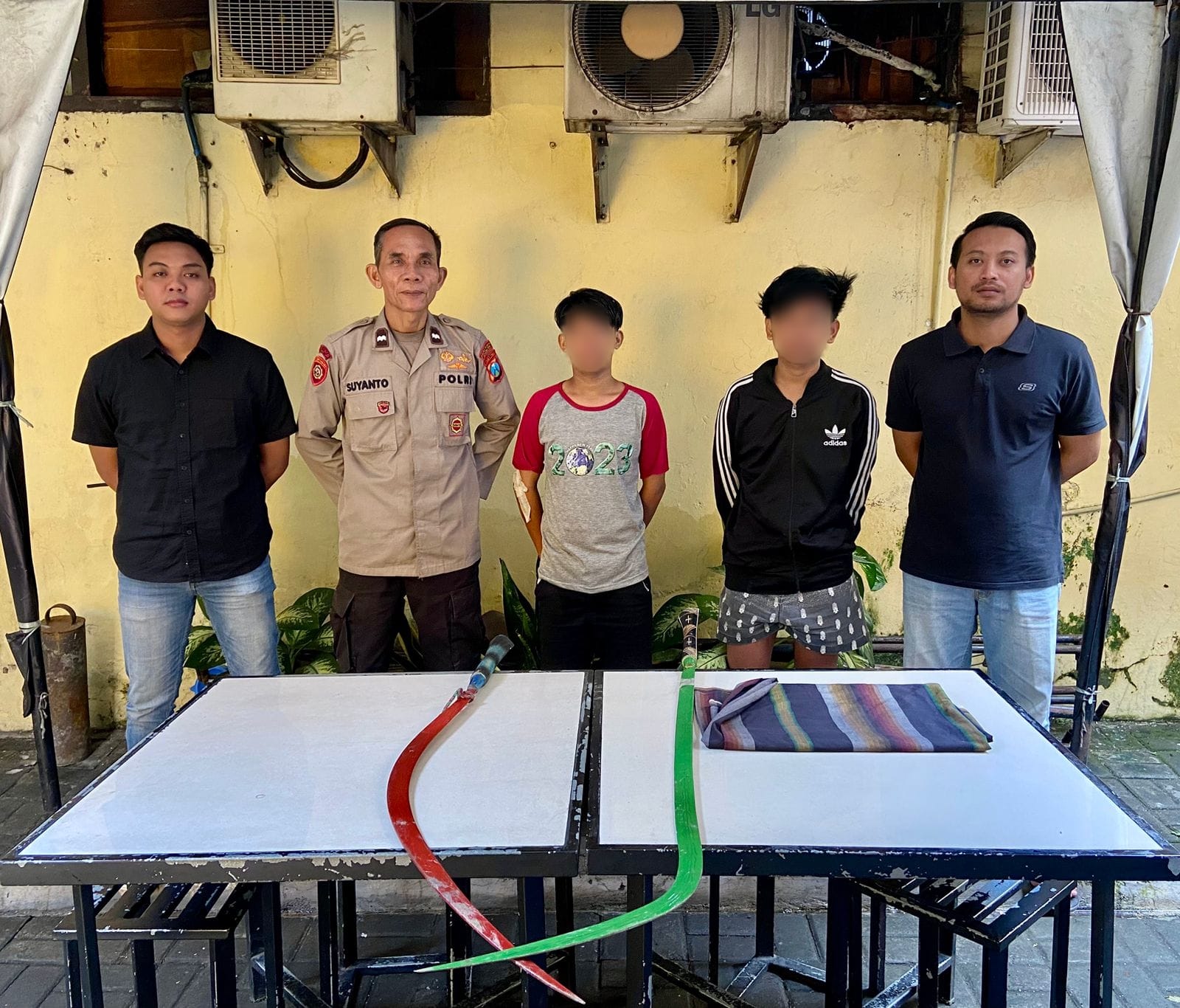 NEKAT : Dua remaja diamankan hendak tawuran di Bulaksari, Surabaya. Polisi amankan dua sajam dari tersangka. (IST/RADAR SURABAYA)