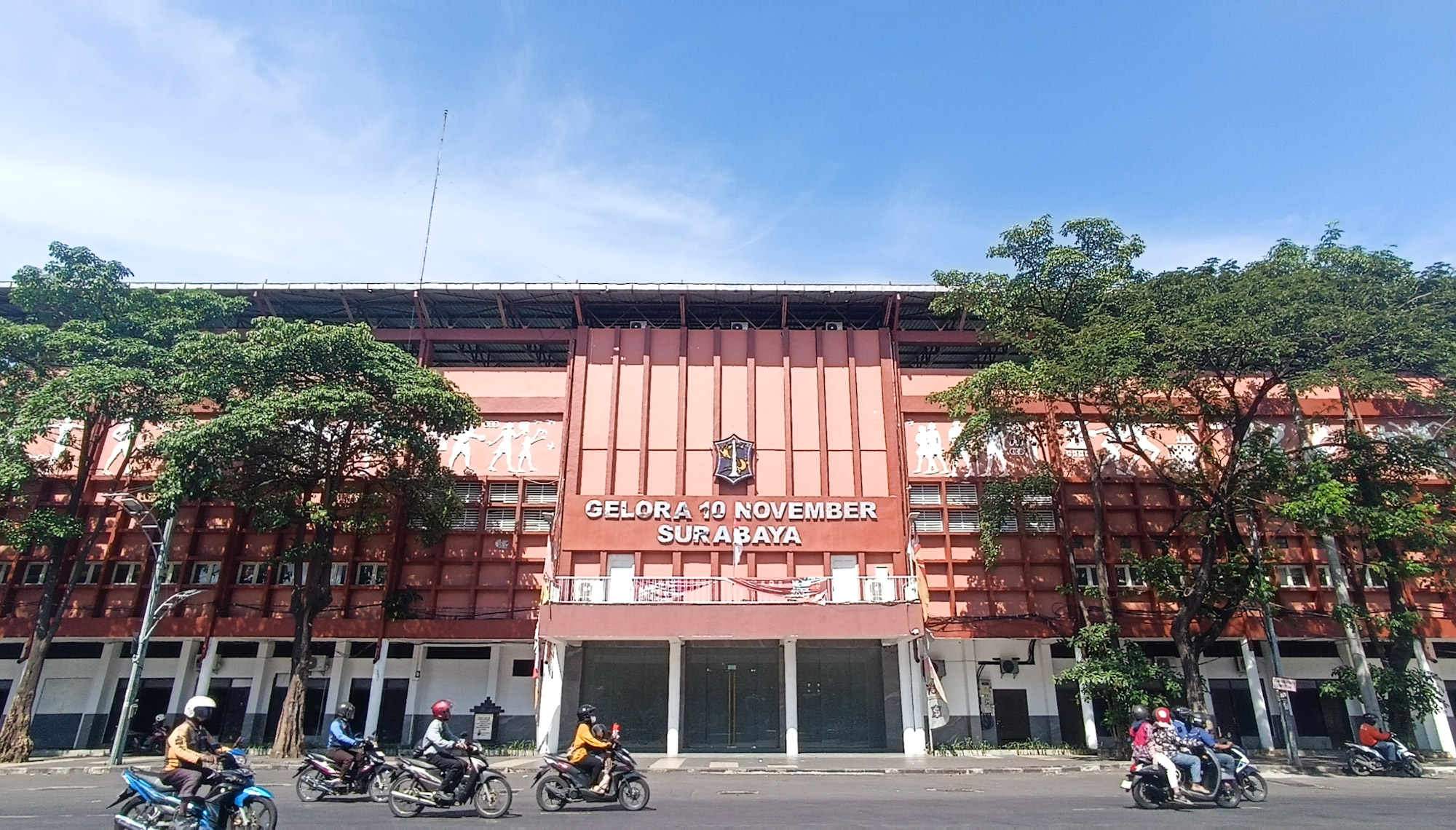 Di kawasan Stadion Gelora 10 November Tambaksari, dulu terdapat makam-makam kuno etnis Tionghoa, atau yang biasa disebut bong.