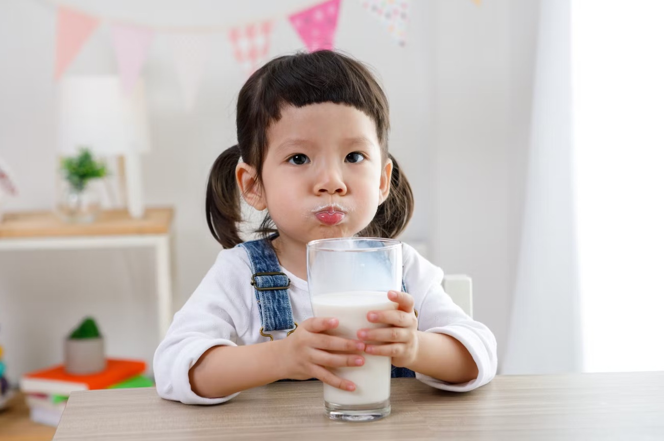 Susu memang sehat, namun konsumsi berlebihan dapat menimbulkan efek samping bagi kesehatan.