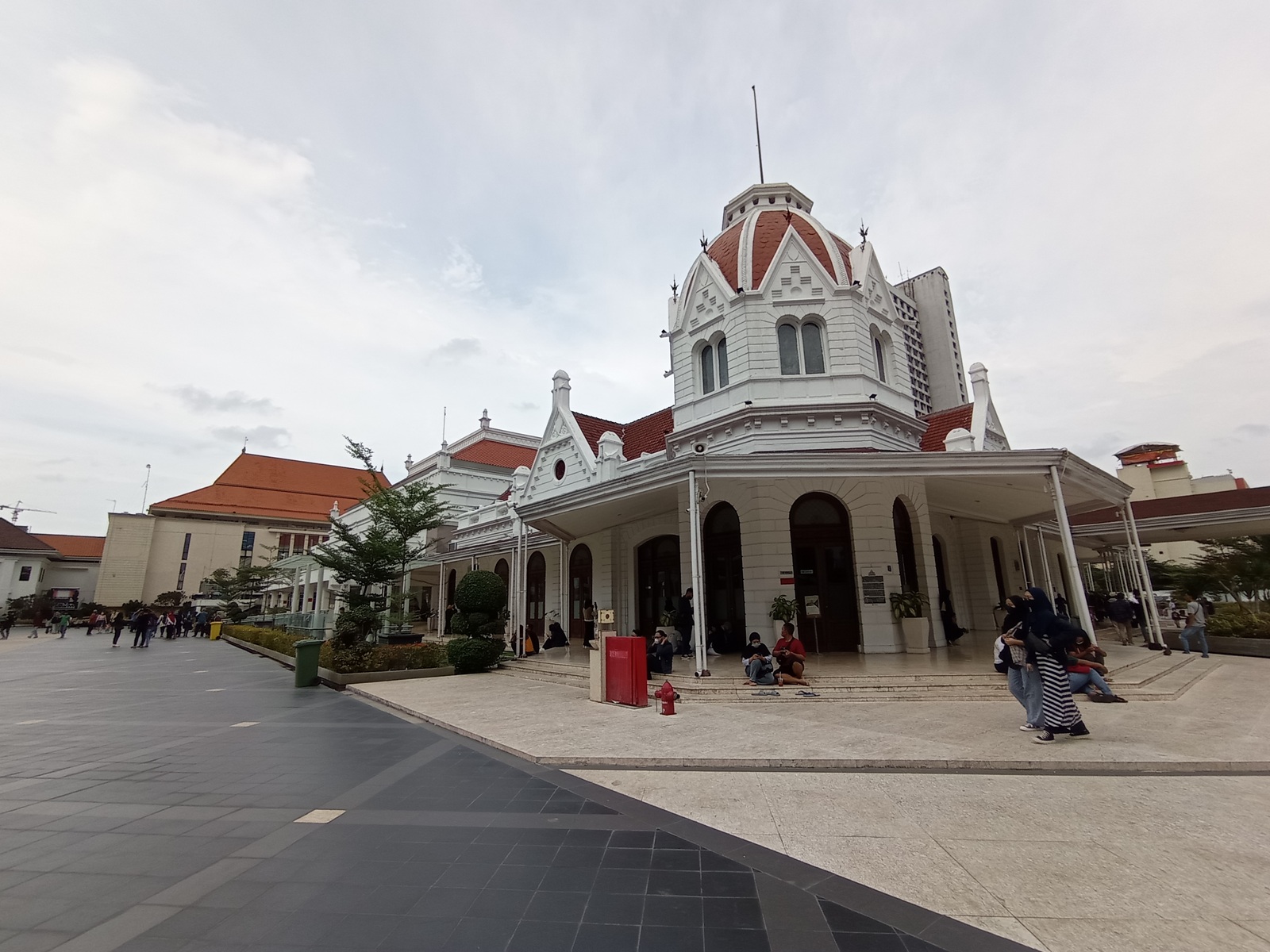 Kompleks Balai Pemuda dan Alun-alun Surabaya adalah Lokasi berburu foto yang tak boleh dilewatkan.